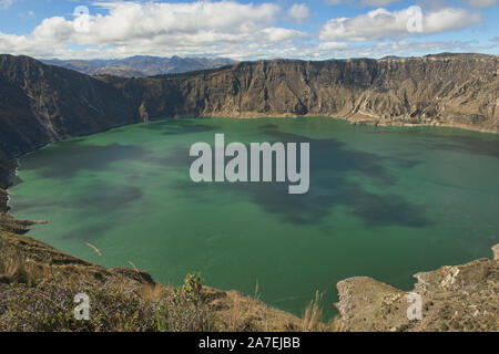 Vista dal bordo del cratere della magnifica laguna Quilotoa, Ecuador Foto Stock