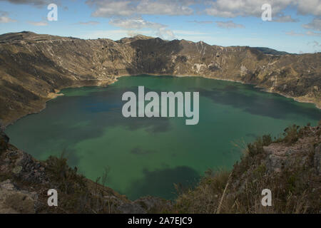 Vista dal bordo del cratere della magnifica laguna Quilotoa, Ecuador Foto Stock