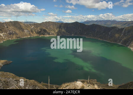 Vista dal bordo del cratere della magnifica laguna Quilotoa, Ecuador Foto Stock