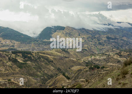 Bellissimo paesaggio coltivato lungo il loop di Quilotoa Trek, Quilotoa, Ecuador Foto Stock