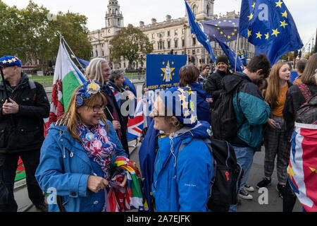 Londra, Regno Unito. 30 ott 2019. Anti Brexit manifestanti raccogliere al di fuori della casa del Parlamento. Credito: SOPA Immagini limitata/Alamy Live News Foto Stock