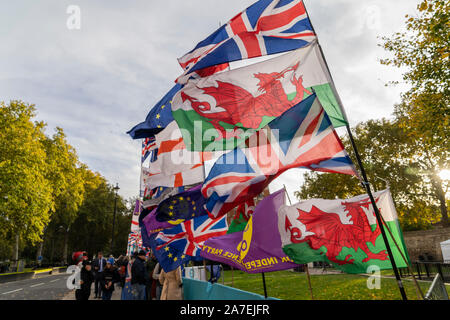 Londra, Regno Unito. 30 ott 2019. Bandiere britanniche volare al di fuori della casa del Parlamento. Credito: SOPA Immagini limitata/Alamy Live News Foto Stock