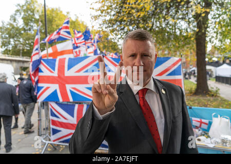 Londra, Regno Unito. 30 ott 2019. Paul Golding il leader della Gran Bretagna prima i gesti al di fuori della casa del Parlamento. Credito: SOPA Immagini limitata/Alamy Live News Foto Stock
