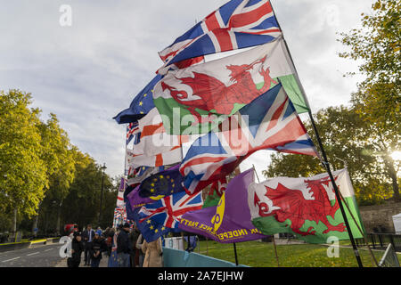Londra, Regno Unito. 30 ott 2019. Bandiere britanniche volare al di fuori della casa del Parlamento. Credito: Edward Crawford SOPA/images/ZUMA filo/Alamy Live News Foto Stock