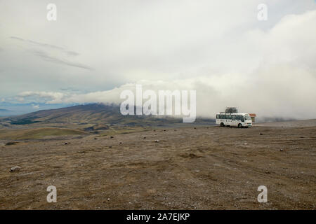 Mountain bike avventura sui fianchi del vulcano Cotopaxi, Cotopaxi Parco Natioanal, Ecuador Foto Stock