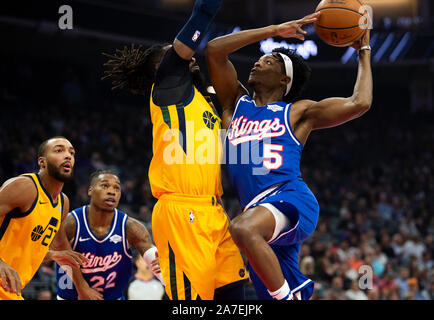 Sacramento, CA, Stati Uniti d'America. 1 Nov, 2019. Sacramento Kings guard De'Aaron Fox (5) trascina contro Utah Jazz guard Mike Conley (10) durante una partita a Golden 1 Centro di Venerdì, 1 novembre 2019 a Sacramento. Credito: Paolo Kitagaki Jr./ZUMA filo/Alamy Live News Foto Stock