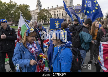 Londra, Regno Unito. 30 ott 2019. Anti Brexit manifestanti raccogliere al di fuori della casa del Parlamento. Credito: Edward Crawford SOPA/images/ZUMA filo/Alamy Live News Foto Stock