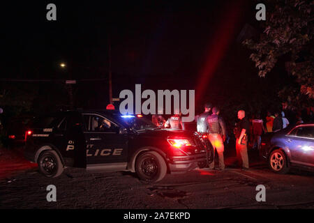 La polizia di Detroit frequentare un rumore a tarda notte house party, Detroit, Michigan, Stati Uniti d'America Foto Stock