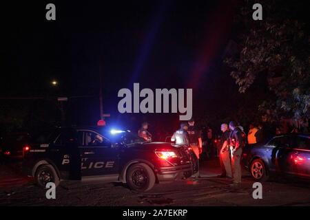 La polizia di Detroit frequentare un rumore a tarda notte house party, Detroit, Michigan, Stati Uniti d'America Foto Stock