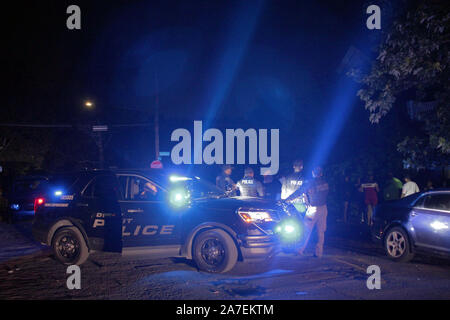 La polizia di Detroit frequentare un rumore a tarda notte house party, Detroit, Michigan, Stati Uniti d'America Foto Stock