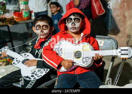 Figli messicani in disguise durante Hanal Pixan che è la celebrazione del Giorno dei morti che ha originato dalla cultura Maya. Merida, Yucatan, Messico . Foto Stock