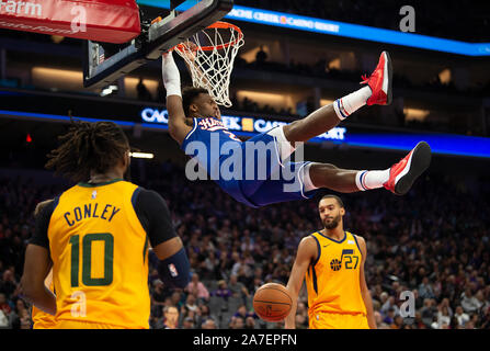Sacramento, CA, Stati Uniti d'America. 1 Nov, 2019. Sacramento Kings guard Buddy protezione (24) è appeso sul cestello dopo il punteggio come Utah Jazz guard Mike Conley (10) e nello Utah Jazz center Rudy Gobert (27) guarda durante una partita a Golden 1 Centro di Venerdì, 1 novembre 2019 a Sacramento. Credito: Paolo Kitagaki Jr./ZUMA filo/Alamy Live News Foto Stock