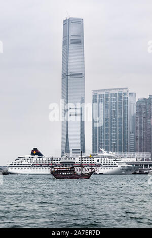 L'International Commerce Centre che incombe sul Porto di Hong Kong sulla Penisola di Kowloon. Hong Kong Foto Stock