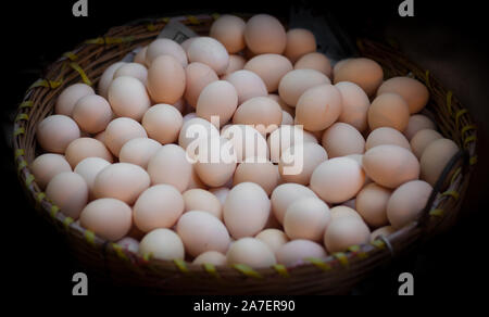 Cesto di fresco uova organiche al mercato locale Foto Stock