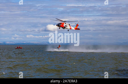 Stati Uniti Coast Guard facendo aprire l'acqua aria esercitazioni di salvataggio nell'Alaskan artico. Kotzebue Sound, Alaska, STATI UNITI D'AMERICA Foto Stock