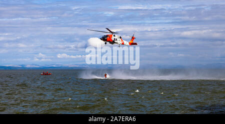 Stati Uniti Coast Guard facendo aprire l'acqua aria esercitazioni di salvataggio nell'Alaskan artico. Kotzebue Sound, Alaska, STATI UNITI D'AMERICA Foto Stock