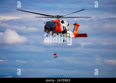 Stati Uniti Coast Guard facendo aprire l'acqua aria esercitazioni di salvataggio nell'Alaskan artico. Kotzebue Sound, Alaska, STATI UNITI D'AMERICA Foto Stock