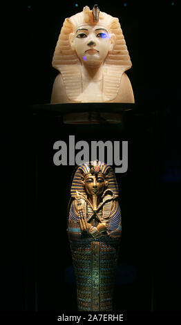 Saatchi Gallery di Londra, Regno Unito. 1 Nov, 2019. (Top) Calcite Stopperfor Norwthest vaso canopi, re della testa; (fondo) in miniatura bara canopi XVIII dinastia, regno di Tutankhamon, 1336-1326 A.C. Un anteprima con la più grande collezione di 60 di tesori e reperti originali di Tutankhamon la tomba di mai di lasciare l'Egitto. La mostra presso la Saatchi Gallery verranno eseguiti dal 2 novembre fino al 3 maggio 2020. Credito: amer ghazzal/Alamy Live News Foto Stock