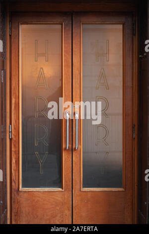 Venezia, Italia - 28 dicembre 2009: il legno porta di ingresso con pannelli di vetro al famoso Harry's Bar di Venezia, Italia. Foto Stock