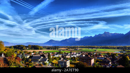 Traccia di un cloud da un aereo nel cielo di mattina Foto Stock