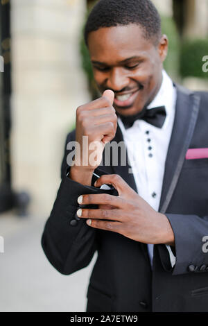 Afro-americano di indossare tuta e sorridente. Foto Stock
