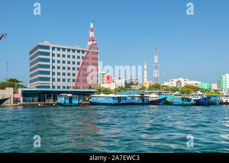 Maschio, Maldive - Novembre 18, 2017: città dei maschi di isola di Maldive vista dall'oceano. Villingili Ferry Terminal in centro. Foto Stock