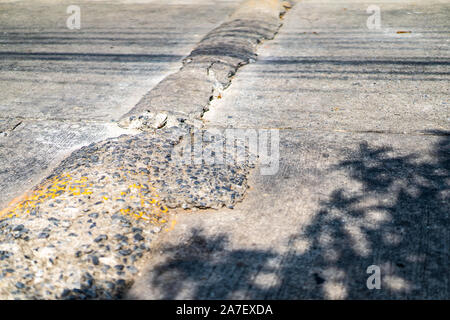 Chiudere il cracking di speed bump sulla strada asfaltata a mezzogiorno a Bangkok in Tailandia. Foto Stock