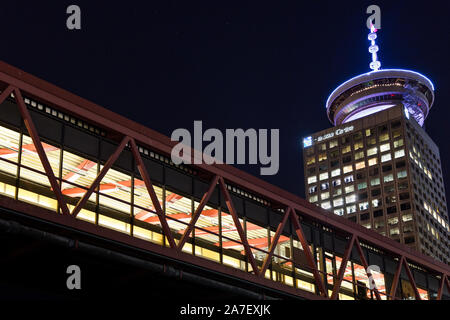 VANCOUVER, BC, CANADA - 07 SETTEMBRE 2019: Pendolari sulla passerella tra il SeaBus e la stazione Waterfront con Harbour Center sullo sfondo Foto Stock