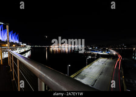 Il terminal delle navi da crociera e il centro convegni che e' Canada Place nel centro citta' di Vancouver, fronte mare. Foto Stock