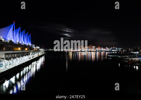 Il terminal delle navi da crociera e il centro convegni che e' Canada Place nel centro citta' di Vancouver, fronte mare. Foto Stock