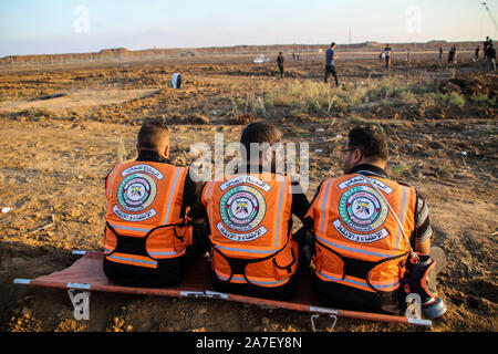 1 Novembre 2019: Gaza, Palestina. Il 01 novembre 2019. Civile palestinese squadre di difesa assistere dimostranti palestinesi come scontri scoppiati con le forze israeliane durante questo Venerdì di dimostrazioni di Abu Safiya area nel nord della Striscia di Gaza. Dal momento che la Grande Marcia di protesta di ritorno è iniziato il 30 marzo 2018, la striscia di Gaza i lavoratori della sanità hanno messo la loro vita e la loro salute sul rischi partecipando alle manifestazioni settimanali e fornendo un trattamento immediato e evacuazione di manifestanti feriti. Quattro i paramedici sono stati uccisi e più di 230 sono stati feriti dai soldati israeliani a partire dal grande marzo di Ret Foto Stock
