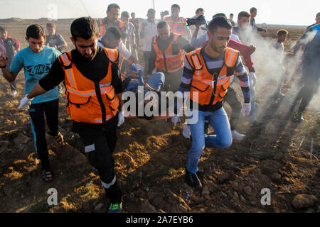 1 Novembre 2019: Gaza, Palestina. Il 01 novembre 2019. Civile palestinese squadre di difesa assistere dimostranti palestinesi come scontri scoppiati con le forze israeliane durante questo Venerdì di dimostrazioni di Abu Safiya area nel nord della Striscia di Gaza. Dal momento che la Grande Marcia di protesta di ritorno è iniziato il 30 marzo 2018, la striscia di Gaza i lavoratori della sanità hanno messo la loro vita e la loro salute sul rischi partecipando alle manifestazioni settimanali e fornendo un trattamento immediato e evacuazione di manifestanti feriti. Quattro i paramedici sono stati uccisi e più di 230 sono stati feriti dai soldati israeliani a partire dal grande marzo di Ret Foto Stock