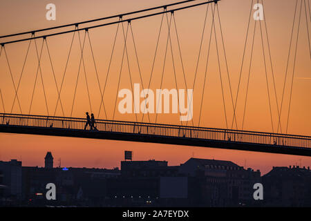 Osijek ponte in sunset. Accoppiare il ponte di attraversamento al tramonto Foto Stock