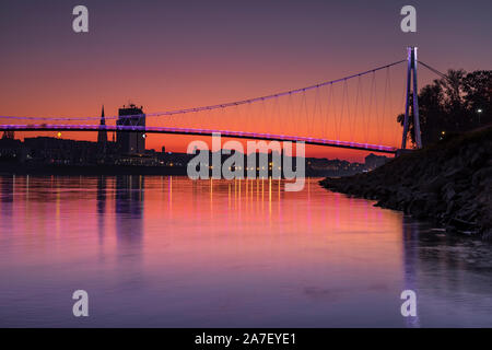 Osijek panorama al tramonto. Ponte pedonale sulla Drava al tramonto Foto Stock