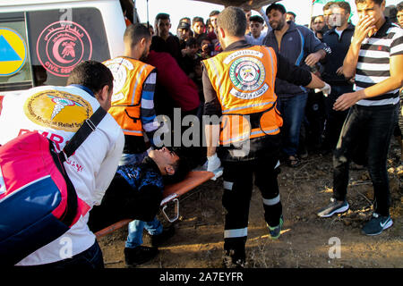 1 Novembre 2019: Gaza, Palestina. Il 01 novembre 2019. Civile palestinese squadre di difesa assistere dimostranti palestinesi come scontri scoppiati con le forze israeliane durante questo Venerdì di dimostrazioni di Abu Safiya area nel nord della Striscia di Gaza. Dal momento che la Grande Marcia di protesta di ritorno è iniziato il 30 marzo 2018, la striscia di Gaza i lavoratori della sanità hanno messo la loro vita e la loro salute sul rischi partecipando alle manifestazioni settimanali e fornendo un trattamento immediato e evacuazione di manifestanti feriti. Quattro i paramedici sono stati uccisi e più di 230 sono stati feriti dai soldati israeliani a partire dal grande marzo di Ret Foto Stock