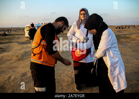 1 Novembre 2019: Gaza, Palestina. Il 01 novembre 2019. Civile palestinese squadre di difesa assistere dimostranti palestinesi come scontri scoppiati con le forze israeliane durante questo Venerdì di dimostrazioni di Abu Safiya area nel nord della Striscia di Gaza. Dal momento che la Grande Marcia di protesta di ritorno è iniziato il 30 marzo 2018, la striscia di Gaza i lavoratori della sanità hanno messo la loro vita e la loro salute sul rischi partecipando alle manifestazioni settimanali e fornendo un trattamento immediato e evacuazione di manifestanti feriti. Quattro i paramedici sono stati uccisi e più di 230 sono stati feriti dai soldati israeliani a partire dal grande marzo di Ret Foto Stock