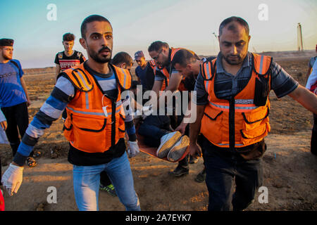 1 Novembre 2019: Gaza, Palestina. Il 01 novembre 2019. Civile palestinese squadre di difesa assistere dimostranti palestinesi come scontri scoppiati con le forze israeliane durante questo Venerdì di dimostrazioni di Abu Safiya area nel nord della Striscia di Gaza. Dal momento che la Grande Marcia di protesta di ritorno è iniziato il 30 marzo 2018, la striscia di Gaza i lavoratori della sanità hanno messo la loro vita e la loro salute sul rischi partecipando alle manifestazioni settimanali e fornendo un trattamento immediato e evacuazione di manifestanti feriti. Quattro i paramedici sono stati uccisi e più di 230 sono stati feriti dai soldati israeliani a partire dal grande marzo di Ret Foto Stock