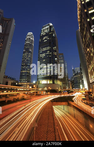 Grattacieli moderni shot con prospettiva di notte Foto Stock