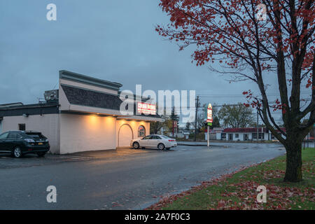 Yorkville, New York - Ott 27, 2019: Autunno vista notturna della Cina Wong, Cina Wong è un ristorante Cinese e il successo di un azienda locale operante in t Foto Stock