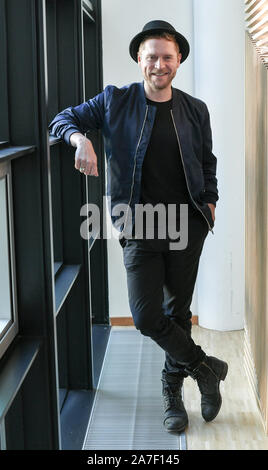 28 ottobre 2019, Berlin: German pop cantante e cantautore Johannes Oerding in corrispondenza di un evento stampa. Il nuovo album 'Konturen' sarà rilasciato il 08.11.2019. Foto: Jens Kalaene/dpa-Zentralbild/ZB Foto Stock