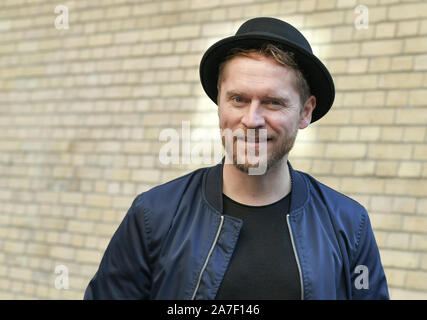 28 ottobre 2019, Berlin: German pop cantante e cantautore Johannes Oerding in corrispondenza di un evento stampa. Il nuovo album 'Konturen' sarà rilasciato il 08.11.2019. Foto: Jens Kalaene/dpa-Zentralbild/ZB Foto Stock