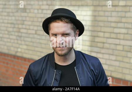 28 ottobre 2019, Berlin: German pop cantante e cantautore Johannes Oerding in corrispondenza di un evento stampa. Il nuovo album 'Konturen' sarà rilasciato il 08.11.2019. Foto: Jens Kalaene/dpa-Zentralbild/ZB Foto Stock