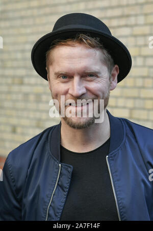 28 ottobre 2019, Berlin: German pop cantante e cantautore Johannes Oerding in corrispondenza di un evento stampa. Il nuovo album 'Konturen' sarà rilasciato il 08.11.2019. Foto: Jens Kalaene/dpa-Zentralbild/ZB Foto Stock