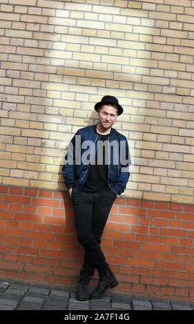 28 ottobre 2019, Berlin: German pop cantante e cantautore Johannes Oerding in corrispondenza di un evento stampa. Il nuovo album 'Konturen' sarà rilasciato il 08.11.2019. Foto: Jens Kalaene/dpa-Zentralbild/ZB Foto Stock