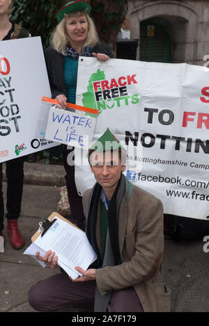 Amici della Terra gli attivisti proviene il dossier di una petizione contro fracking nella Foresta di Sherwood firmato da 250.000 firmatari a DEFRA. Londra. Xxv Janua Foto Stock