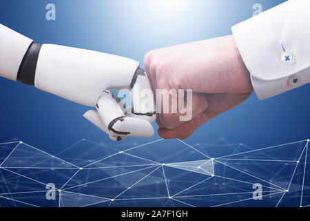 Close-up di Robot e imprenditore il canto rendendo Fist Bump sulla tecnologia blu sullo sfondo Foto Stock
