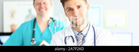 Dottore in posa in ospedale Foto Stock