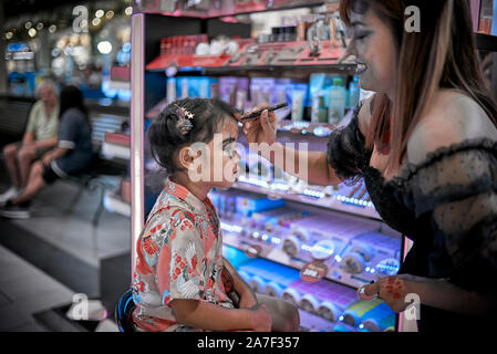 Halloween trucco artista. La gente che riceve il trucco della faccia in preparazione del festival di Halloween Foto Stock