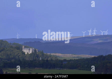 Carbisdale Castle con mulini a vento in background vicino Invershin Sutherland Scotland Regno Unito Foto Stock