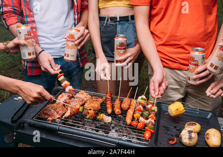 Felice il tempo con gli amici facendo un partito di picnic e barbecue sul weekend Foto Stock